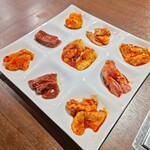 焼肉 ゆう焼けこやけ - ホルモン9種盛り　ピリ辛