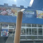 キオスケ・シブラジル - カツさんがおやつ買うてくれました、ごっそさんですー⭐︎ココナッツの実の削ったのが入ったミルクアイスでした、新食感、ゴソゴソしてちょっとむせた　笑　キャラメルクリームサンド、とてもうまい！