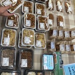 ワタナベ食品 直売店 - 11:00、開店直後の品揃え
      2024/06/14
      カツ丼 400円
      まかない焼鳥丼 400円
      唐揚げ弁当 450円