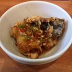 釣りあじ食堂 - 付きだし。南蛮漬け、たぶん鯵。アツアツの美味しさ、文句なしの付きだしです