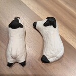 Lambでしょ ジンギスカン ラムグリル - 箸置き、羊が3種あるそうです。横向き、腹ばい・・・