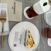 AUTHENTIC cafe - よくわからんが韓国風のウインナーコーヒーとベイクドチーズケーキ