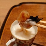 銀座 安久 - 山葵醤油、卵黄、海苔と和えて、長芋に潜らせて