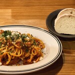文化商店 - ベーコンとハラペーニョのパスタと自家製イタリアパン、ギオット。