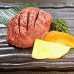 焼肉 わがんせ - 追加の厚切り芯タン♪(両面焼いたら6分寝かす)