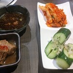 焼肉 わがんせ - 小鉢の牛煮込みとポン酢とキムチ盛り♪