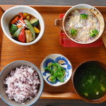 おかず2品と主食と汁物