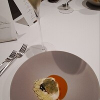 Takumi - 前菜1・ 白糠産ツブ貝の白ワイン蒸し、
                    カリフラワーのピューレ、砕いたカリフラワーのサラダ、ウニのソース、デイルのジュレ