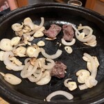 牛や たん平 - こんな感じ。肉に火が通り過ぎてもうまい。