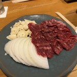 牛や たん平 - 玉ねぎ、2分差でニンニク、さらに1分差で肉。肉が片面焼けたら火を切る。おろしポン酢でいただく。　何をか言わんや。