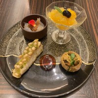 中国料理 「王朝」 ヒルトン東京ベイ - 上段（セイボリー3種・デザート1種）