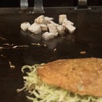 お好み焼き いまり - 奥の、、、、確かにこの時点では「油カス」やった