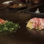 お好み焼き いまり - 私の「脂かすねぎ焼き」と長方形の「モダン焼き」極細めんが可愛らしかったわ、、、これまたフカフカで美味しそうやった