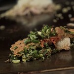 お好み焼き いまり - 真ん中のプニュってしてるのが「脂かす」 (*´ч`*) ｳﾝﾏッ！
      シマチョウの脂身だけみたいなんで、うますぎる