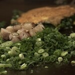 お好み焼き いまり - 「脂かす」、、、、関西でみる「油カス」とは違う皮が薄くて脂身が多い部位なんかな、、、ぷりぷり