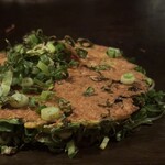 お好み焼き いまり - 乗っかってるネギ
      
      ほかされるんかとガン見してたら乗せてくれてん♡