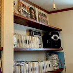 カフェモン - 音楽大好きな店主、雑貨コーナーの奥にはvinyl盤がぎっしり♪レゲエやLo-fiが趣味なんですって(^^)