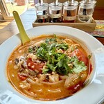 カフェモン - 鮮やかなパクチーの緑とトマトの赤が乗った、いかにも濃厚そうなオレンジ色のスープが美しい一杯♪(*´˘`*)ｫｨｼｿ~♡