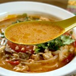 カフェモン - コレ！！ココナッツミルクのコクと甘味、唐辛子の鮮烈な辛味と柑橘系の酸味、タイハーブの華やかな香り、そして魚介の濃厚な旨味が高次元でマリアージュ♡(*´ч`*)//"