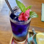 カフェモン - アンチャンレモネード（¥480税込）
      上にはミントの葉と可愛らしい金魚草の花♡
      横に添えられた国産レモンを絞って頂きまーす♪