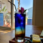 カフェモン - アンチャンの深く澄んだブルー、透かしてみるとこれがまたとっても美しい♡ｩｯ(ღˇᴗˇ)｡oﾄﾘ
      タイの金属製ストロー、これがまた冷たくてイイ♪
