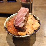 焼うお いし川 - 焼いた本マグロを乗せて三色丼が完成