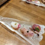 焼うお いし川 - お刺し身三種　鮨屋さんがプロデュースした店舗なので勿論、生食可能な素材を提供しています