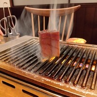 焼うお いし川 名古屋 - 本マグロの大トロを焼いてます
