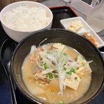 酒と飯 たまる食堂 - 豚汁定食７５０円＋ご飯（大）３２０円