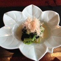 暗闇坂宮下 丸の内店 - お通し：青菜のおひたし