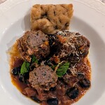 B6 - ミートボールからぷちゅっと甘みが湧くんですね。これが非常に良いのですがドライフルーツかなんかだろうか