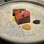 GapricE - 少な目でお願いしました。スッとナイフが入るレアなジューシーさ♡過去1好み♡ 粒マスタードとニンニク味噌を絡めて頂きました。