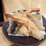 手打そば 大地 - 天ぷら　太白胡麻油で揚げている