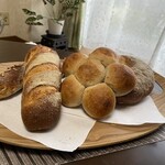 天然こうぼぱん とことこ - 左側の2個は、ちょっぴりハード系(*ﾟ∀ﾟ*)