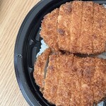 LAWSON - 料理写真:新宿中村屋監修カツカレー646円 左