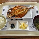 杉国商店 - あじ 中(330円)+ごはんセット 並(495円)。