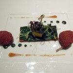 CROWN - タンドリーマサラ風味のグルヌイユのフリットをクレソンのタルトに乗せて　エスカルゴとポテトのブロシェットと共に