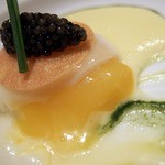 CROWN - ベルギー産フレッシュキャヴィア“オシェトラ”ポテトのムースリーヌを真鯛の燻製香で67℃で火入れした地鶏卵とクレソンのジュ(+￥2,100)