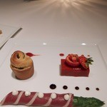 CROWN - イチゴのヴェールを纏った鴨のフォアグラ　マダガスカル産ヴォアシペリフェリペッパー風味　アスパラガスと鴨のスモーク