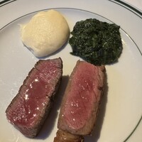 ウルフギャング・ステーキハウス 六本木 - サーロインは肉肉しく、ヒレはしっとり柔らかい