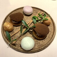 エッソンス・エ・グー - チーズのシュー / どら焼き（鹿肉のリエット） / 最中（豚肉のリエット）