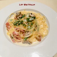  ラ･ベットラ･ダ･オチアイ イケブクロ - 生ハムとアスパラガスとマッシュルームのクリームソースパスタさんでーす。