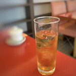 花小梅 - ◆梅ジュース(450円）・・こういう注ぎ方気になるのです。せめて後2cm上まで注いで欲しいですね。(__;) お味は悪くありません。