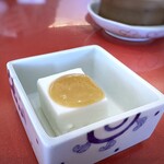 花小梅 - ◆嶺岡豆腐・・奴のようなお豆腐ではなく、もちっとした食感。調べましたら「牛乳と葛粉で作るデザートのような」感じだそう。