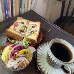 慈雨 - トースト、コーヒー、サラダのモーニング