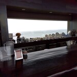 宮越屋珈琲 ムテキロウ - カウンターから海の眺め