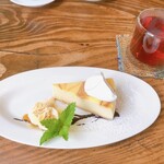 凸凹舎 - キャラメルチーズケーキ¥510、有機ルイボスティー¥450