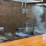 阿波座 ひゃっかく - カウンター席から厨房の眺め