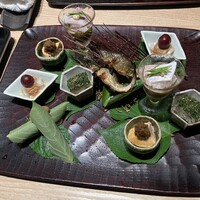 御料理 無窮 - 八寸: 若鮎から始まり、柿の葉寿司、など