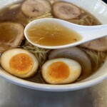 大勝軒 - 煮干の効いた透明感のあるスープ